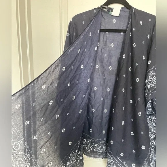 LRL Blue and White patterned Shawl - Picture 2 of 3